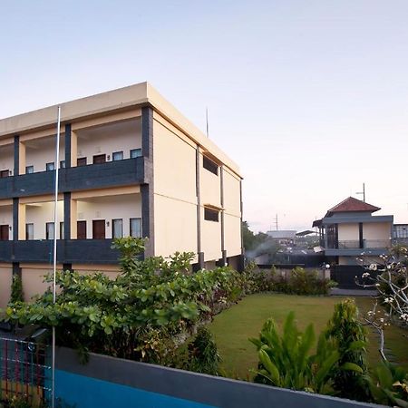 Pondok Taman 828 Hotel Denpasa Buitenkant foto